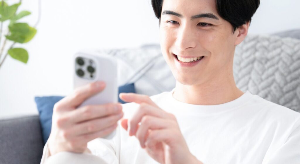 指輪を選ぶ男性